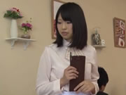 Camarera de restaurante adolescente japonés
