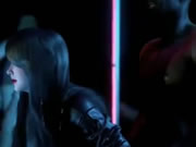 Una belleza asiática y hombres negros bailan