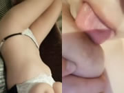 Chica de pechos grandes se masturba