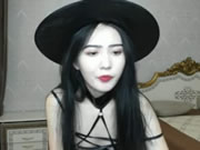 Chica coreana bailando y masturbándose